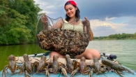 Abundance of Crayfish in the River! Caught and Cooked in Nature