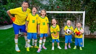 Football et cinq enfants jouent avec papa