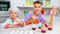 Cinq enfants cuisinent ensemble
