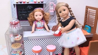 Кукла помогает родителям в семейном ресторане.Play Dolls Russian