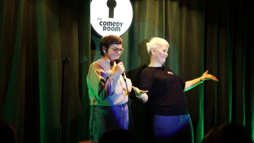 Wielki standup (w języku migowym)