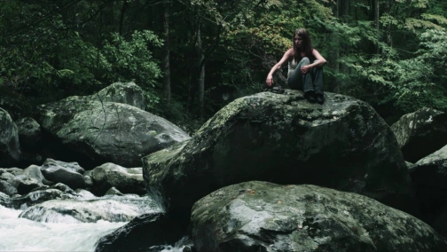 Девушка в лесу