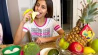 Hermanitas divertidas aprenden a hacer ejercicio y a comer alimentos saludables.