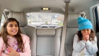 Hermanitas divertidas en la historia del monstruo en el auto