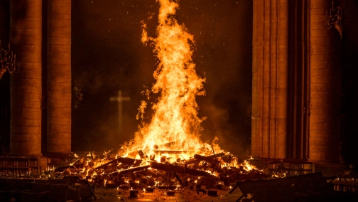 Notre-Dame płonie